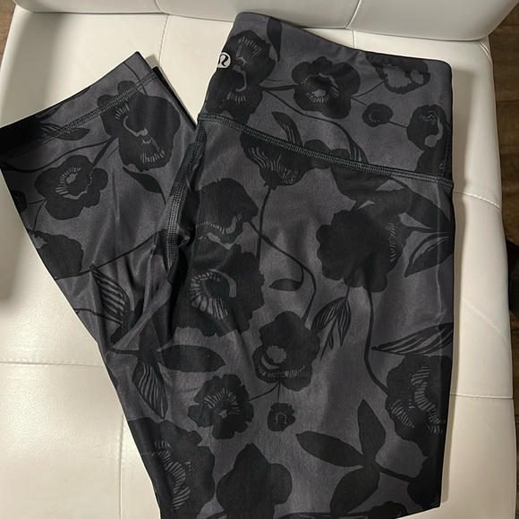 Lululemon Wunder Under size 8 23” crop legging. - Picture 1 of 5